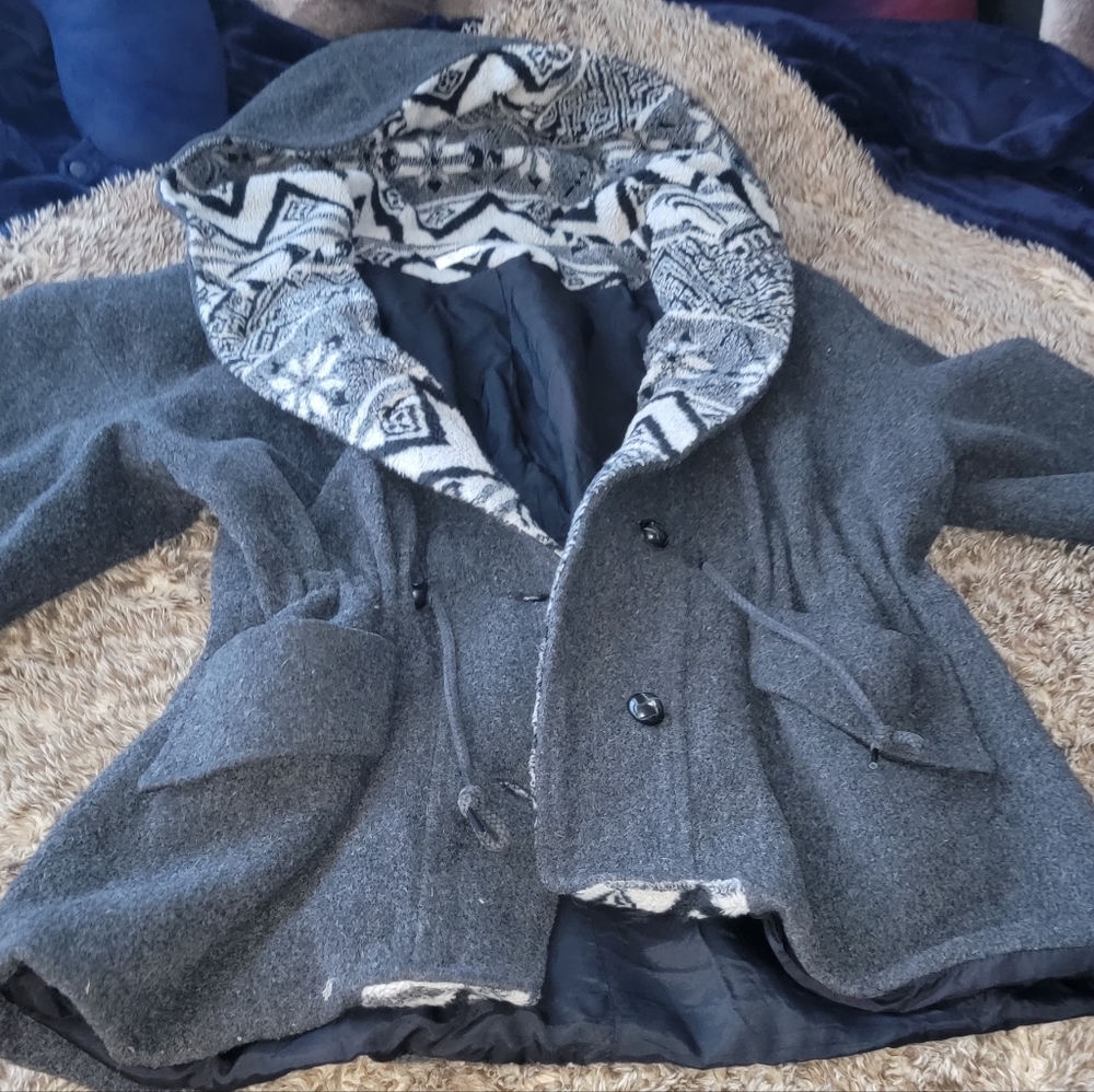 Sinched waist. Oversized hood. - Picture 3 of 14